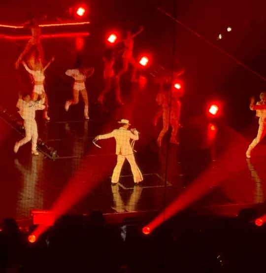 와 이거 진짜 개애애미쳤음 
사실 저도 오늘 콘서트에서 첨써봤는데 일반카메라확대로 찍으면 화질 다 뭉개지는게 이앱으로는 다 찍혀요 미챴어요.…

일반카메라 최대확대          |                    앱 최대확대