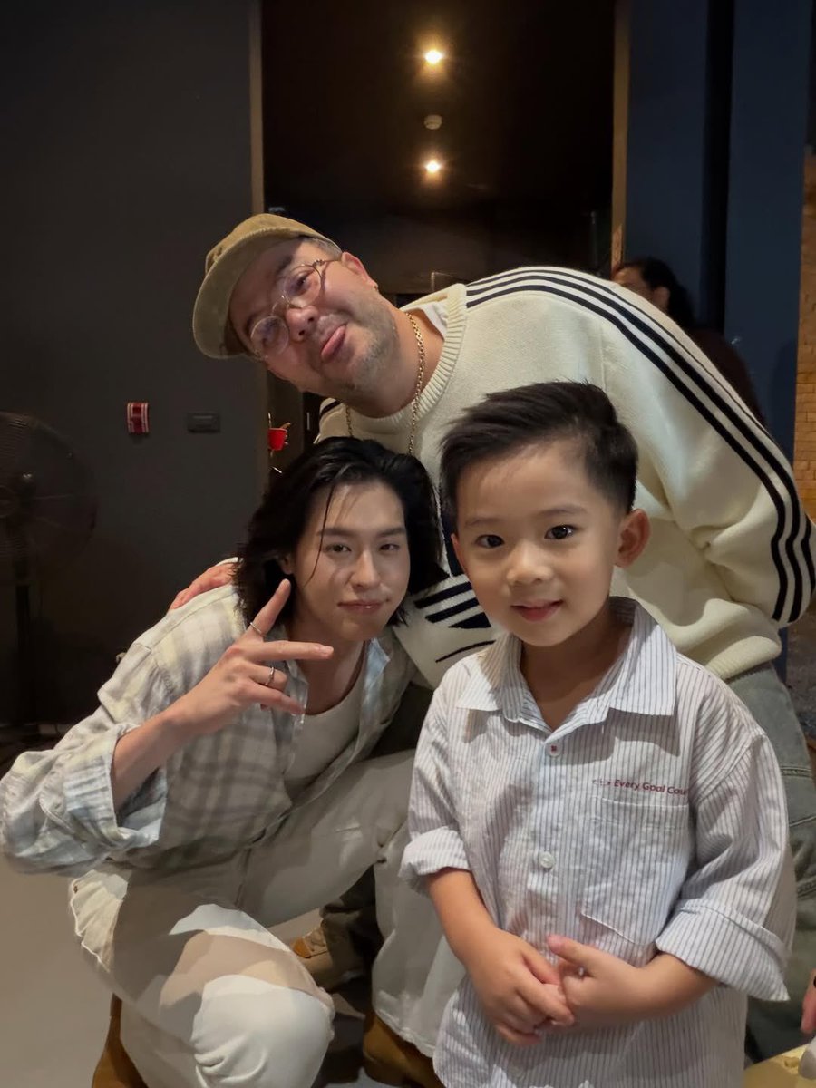 BesideBillkin's tweet photo. [ Repost ] IG : boomtharis

 วันๆนึงลีออนเซลฟี่กับใครบ้าง

🧡#Bbillkin #บิวกิ้น 
💚#Besidebillkin https://t.co/CCrcKPZlXN