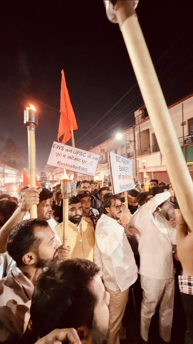 अगर 75 साल से आरक्षण लेकर भी दूसरे वर्ग और पिछड़े बने हुए है तो इसमें सवर्णों का क्या दोष,,??
शिक्षा में समानता सवर्णों का अधिकार ✌️
EWS को न्याय दो 🙏
#ews #reservation #education

#GcLivesMatter 
#JUSTICE_FOR_EWS 
#EWS_AGE_RELAXATION

<a href="/udaypratap3351/">Uday Pratap Singh (EWS Morcha)</a> <a href="/Don826037/">EWS Kranti</a> <a href="/EWS_WARRIOR/">EWS WARRIOR</a>