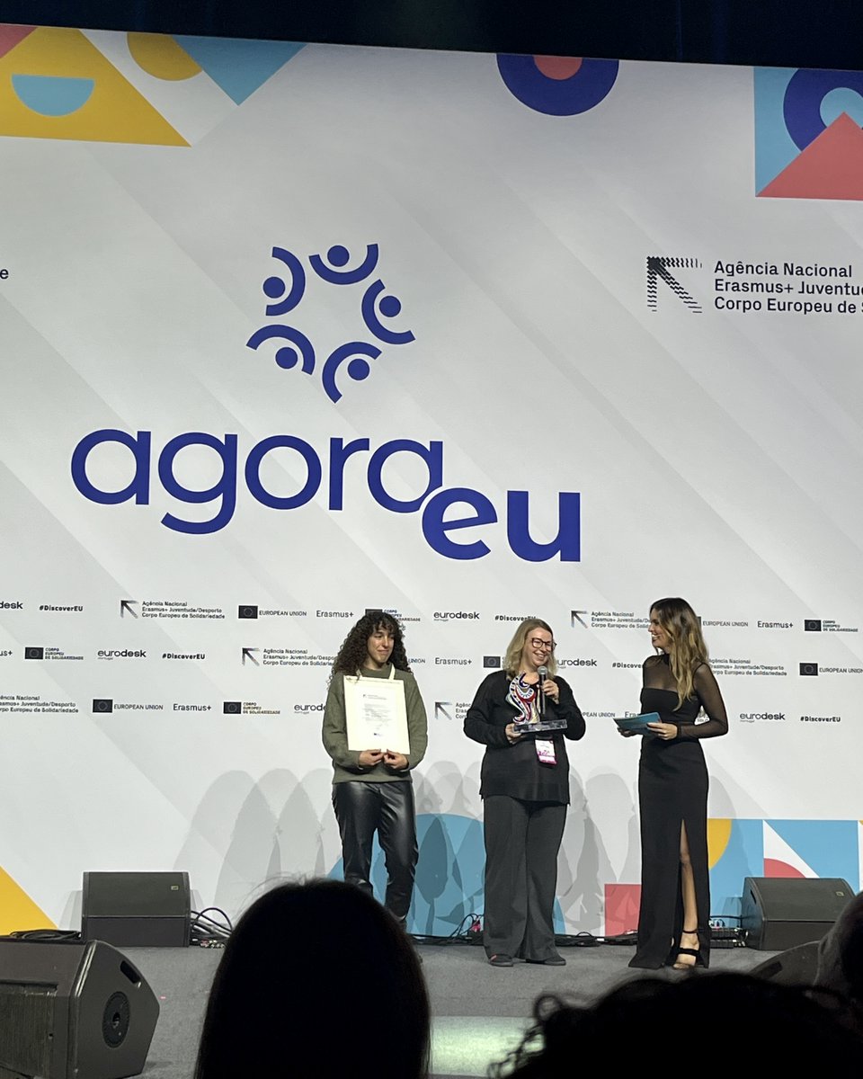 ratoadcc's tweet image. 📸
🇵🇹 A #RatoADCC recebeu o prémio de boa prática de #voluntariado no programa Erasmus+ com o projeto "E-Volunteer @ 0f1c1n4"

#Obrigado à @Erasmusmais, aos parceiros e a todas as organizações que promovem o #VoluntariadoJovem

#FazOTeuCaminho
. . .
🇬🇧 Best practice award in #ESC