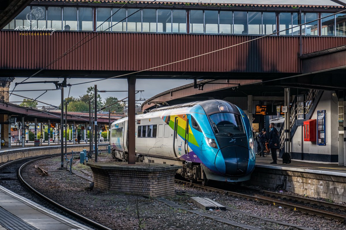 ASMRailPhotos's tweet image. 🖍️| 9E08 0754 Liverpool Lime Street to Newcastle

📣| @TPExpressTrains 
🚂| Class 802213 ‘Unity’ 
📍| York
📆| 09/10/2025

#class802 #802213 #nova1 #transpennineexpress 

📸| Photography by @ASMRailPhotos©️
