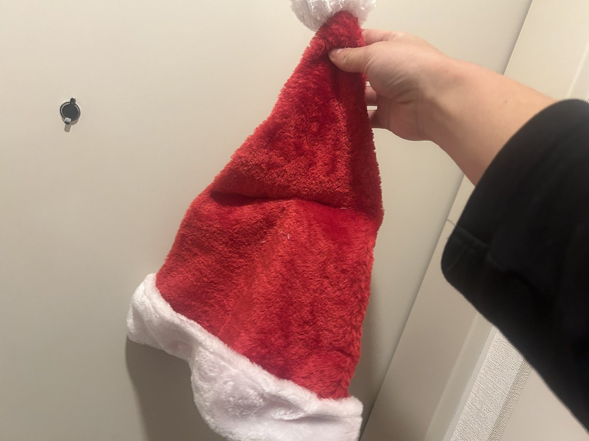 明日はLステップの忘年会に行きます。初参加です。人見知りなので話しかけてくれたら嬉しいです。サンタさんの帽子は一応買っておきました。