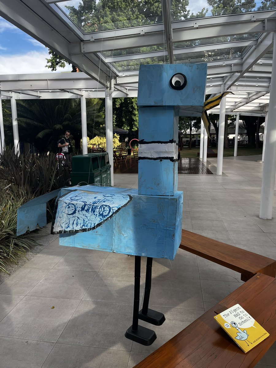 _dvsf's tweet image. fizeram homenagem para o twitter na escola