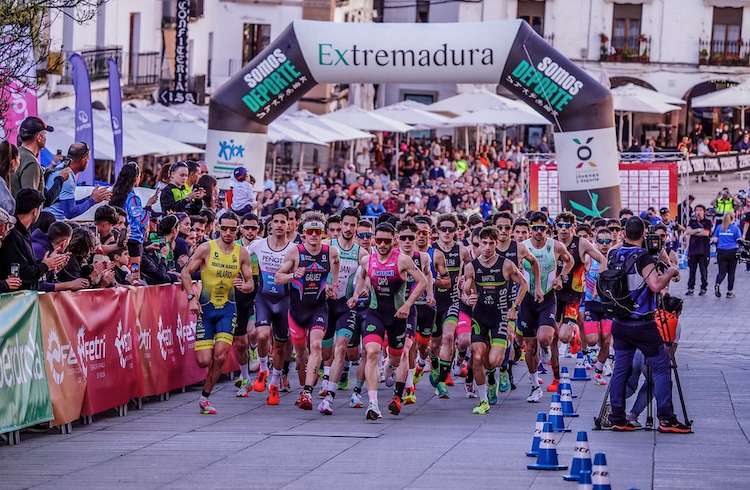 La edades medias de los mejores triatletas y duatletas nacionales 🇪🇸🇪🇸🇪🇸🇪🇸 triatlonchannel.com/2025/12/12/la-…