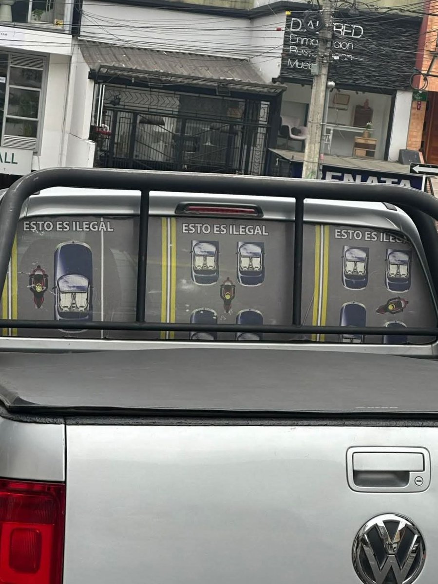 AMAROKÍ SILVESTRE ENSEÑA A CONDUCIR A LA VEZ QUE TAPA COMPLETAMENTE LA LUNETA 🗿