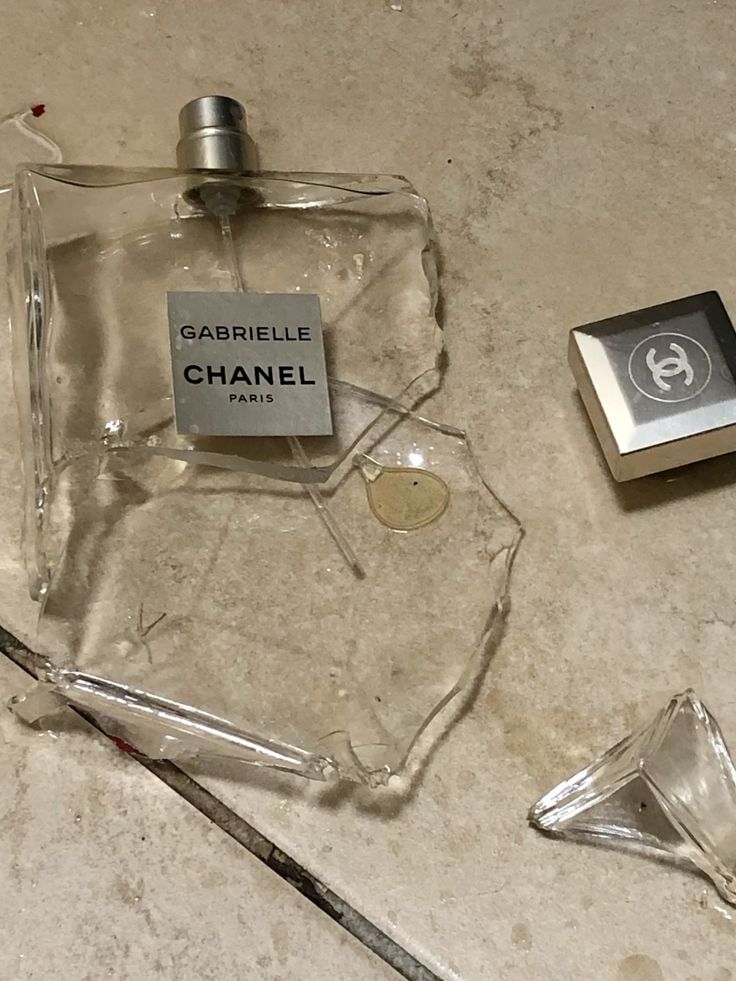 Parfüm şişesinin kırılması kokuyu çok yoğun almanıza sebep olur. 

Ama son kez.