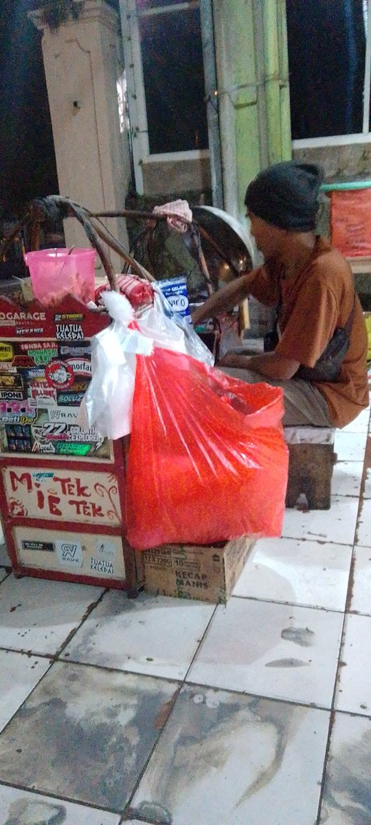 Mie Tek Tek...pereda lapar rakyat jelata 😅☕😅☕😅