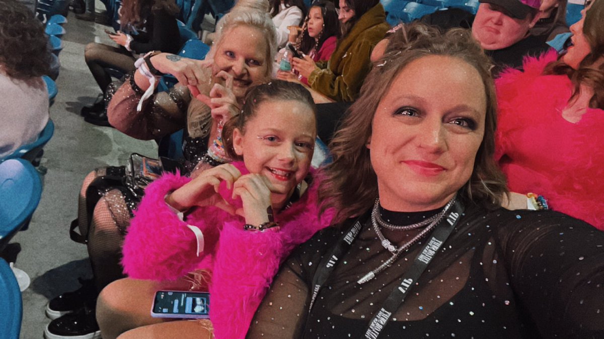 runcyclemom's tweet photo. @taylornation13 Don’t make me cry anymore @taylornation13 than I already am this morning 😭😭😭 Hold on to the memories 🎤🎵 https://t.co/9JS8XORmHs