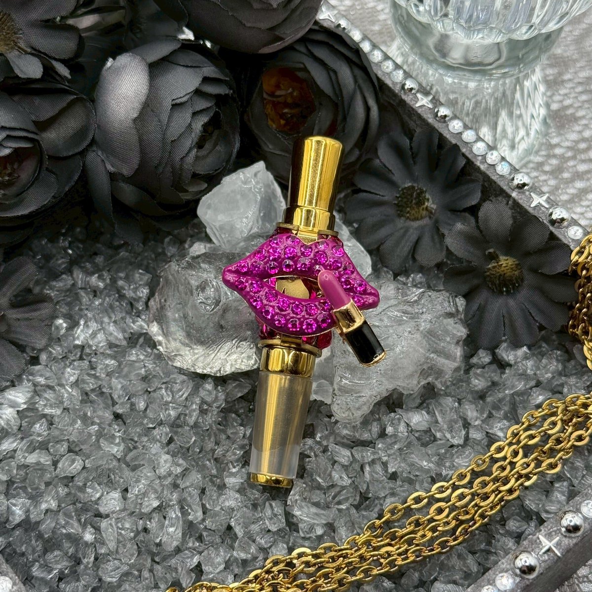 hookah_market's tweet photo. Every Angel  
【作品名】ぎゃるまいんど  
【価格】5000円（税込）
ピンクグリッター唇が口紅くわえて誘ってる♡  吸うたび「今日も最強ギャル」確定の破壊力。地雷も量産も全部食っちゃうレベル！即完売の予感…欲しい子はInstagramのDMで「ぎゃるまいんど」って送ってね！
#シーシャ #渋谷 #shisha https://t.co/kCETVvktq7