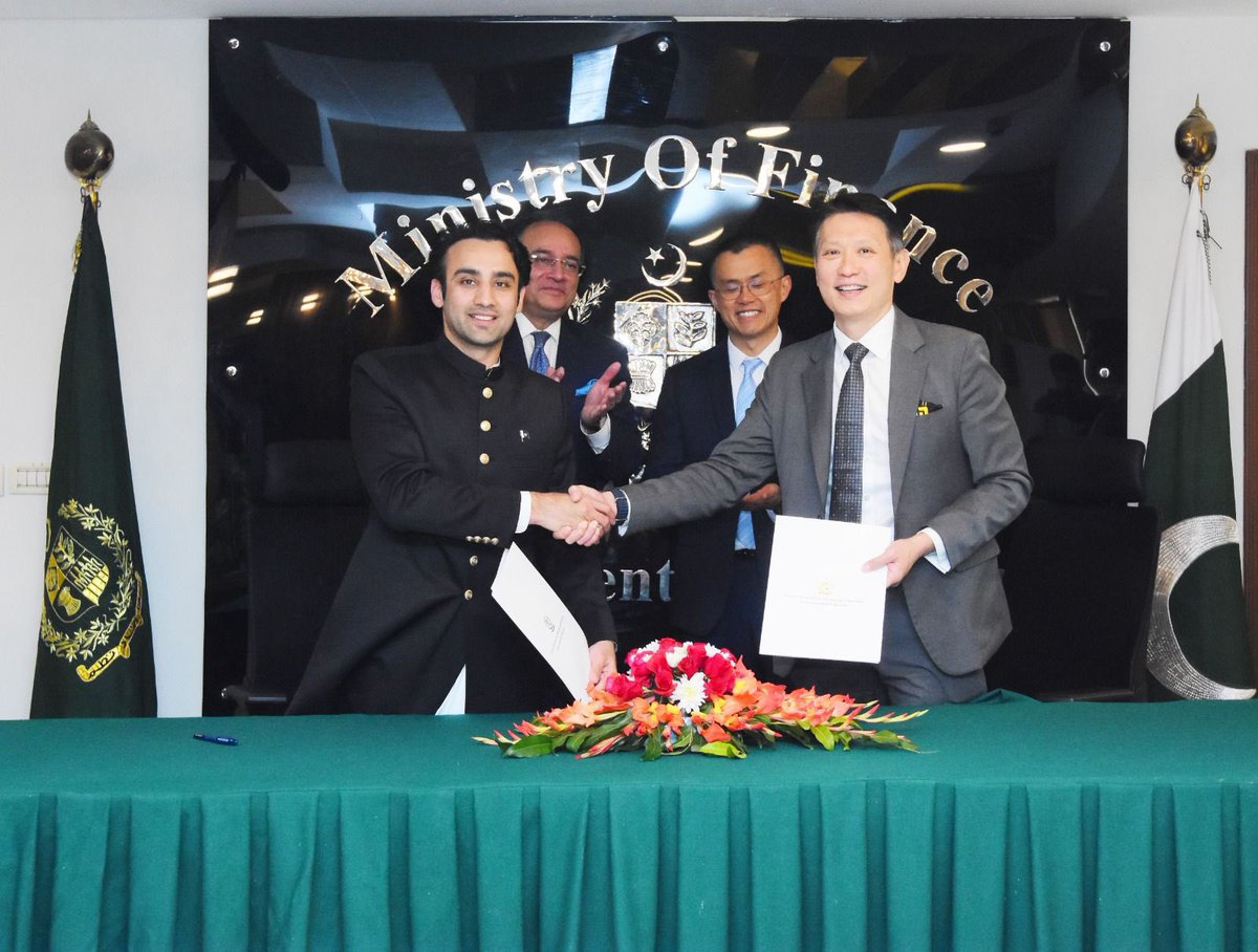 itsmerouf's tweet photo. Pakistan takes a decisive step toward a regulated digital asset future. 

Pakistan Virtual Assets Regulatory Authority  (PVARA) has issued NOCs to Binance and HTX.
#crypto #cryptopakistan https://t.co/Go11NxOzNv