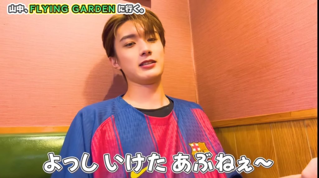 kodomochi_'s tweet photo. 大好きなフライングガーデンについて語るほんわか動画かと思いきや、長年通い詰めたことで得た柔太朗流のたくさん食べる方法をカメラに伝えながらストイックに爆速で食べる、競技みたいな神動画だった https://t.co/Hdtvv0zIRJ