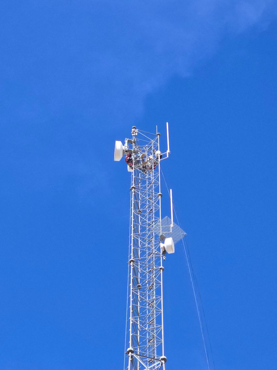 JTS_Inc's tweet photo. This week our tower crew consisting of Wesley Plasket , Alec Lopez, Markelle Gainer and Alexander Roberts performed a decommissioning and installed a new microwave link between a self-supporting tower and monopole in Lubbock, TX. https://t.co/53AfmA4ghz