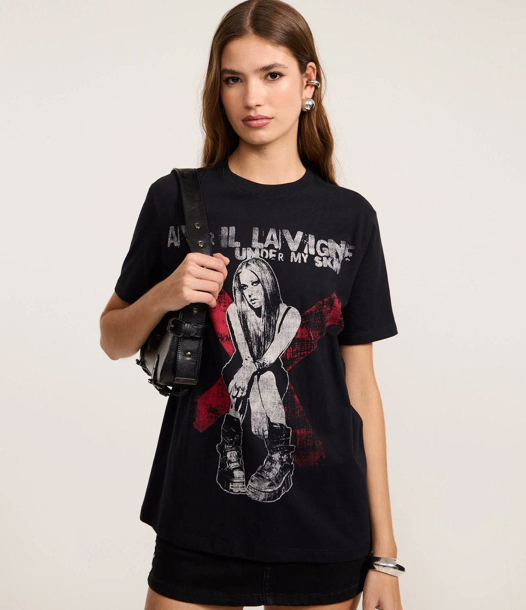 AvrilPhotos1's tweet photo. Eu não estou sabendo lidar! A Renner acaba de trazer a Era Under My Skin de volta com uma blusa INCRÍVEL da Avril Lavigne! Quem mais vai garantir a sua e reviver 2004? 🤘 https://t.co/mXG5eZITv2