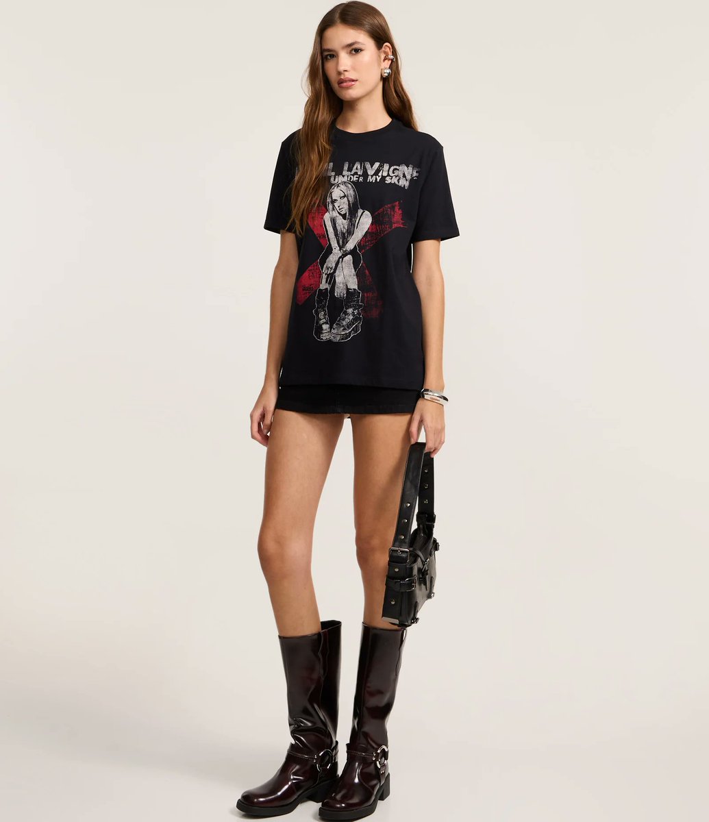 AvrilPhotos1's tweet photo. Eu não estou sabendo lidar! A Renner acaba de trazer a Era Under My Skin de volta com uma blusa INCRÍVEL da Avril Lavigne! Quem mais vai garantir a sua e reviver 2004? 🤘 https://t.co/mXG5eZITv2