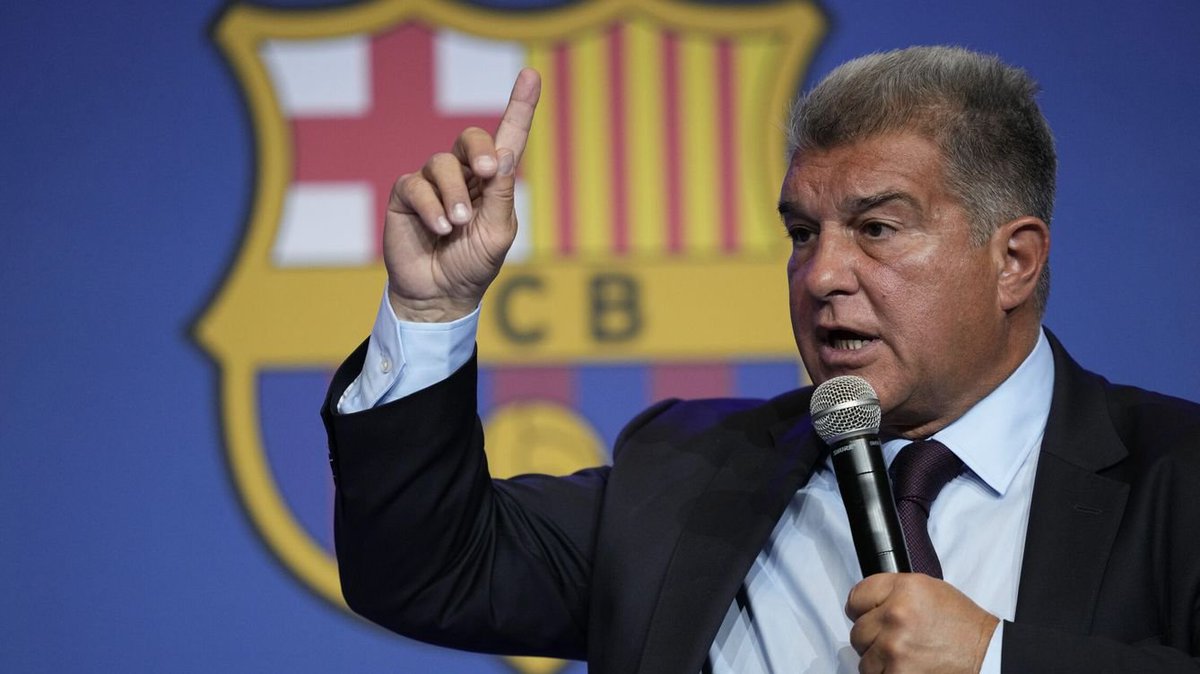 hereweroarfut's tweet photo. -Laporta responde y niega vínculos con Negreira

Joan Laporta declaró por el caso Negreira: aseguró que los informes arbitrales aparecieron por casualidad en cajas de un armario, que eran muy detallados y que el Barça pagó solo por trabajos técnicos; negó conocer a Negreira o a su hijo y atribuyó el aumento de pagos al mayor número de partidos analizados.

-Julián, tranquilo ante rumores de Barça

Julián Álvarez dice que no se preocupa por los rumores que le vinculan al Barça; está centrado en el Atlético, tiene contrato hasta 2030 y evita distraerse con lo que se habla en redes.

-Ter Stegen, atrapado entre cesión y el olvido

Ter Stegen ya está recuperado, pero Flick dejó claro que Joan García es su portero titular; el alemán deberá elegir entre quedarse en la banca o salir cedido, porque venderlo ahora no es viable por precio, dudas físicas y su salario.

-Regalo millonario al vestuario culé Un grupo árabe vinculado a la venta y arrendamiento de automóviles de lujo entregó un iPhone 17 Pro Max de oro completamente personalizado a varios jugadores tras el triunfo; el club aceptó el obsequio puntual y niega cualquier trato comercial.

-Ferran y Lewandowski compiten por el 9

Flick dosifica a sus delanteros: Ferran ha tenido más minutos que Lewandowski esta temporada, pero ambos son piezas clave; el técnico quiere mantenerlos enchufados y utilizar a uno u otro según el plan táctico y la necesidad puntual.