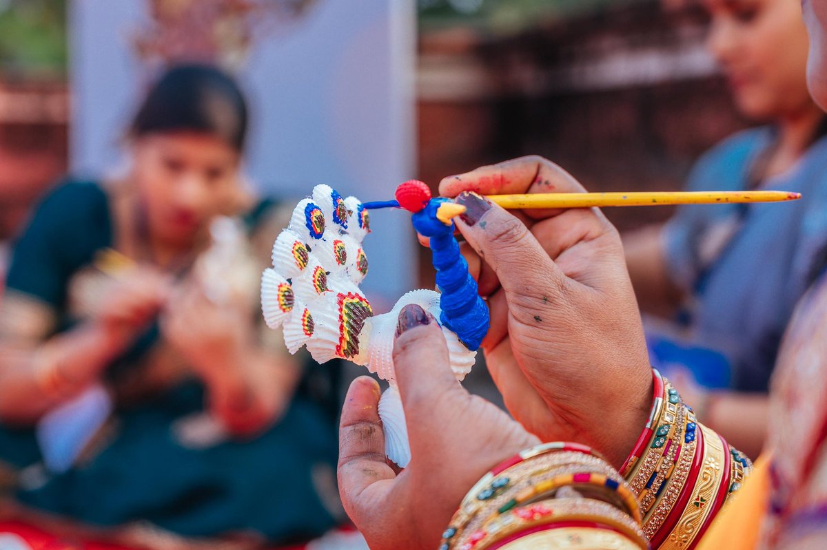 Sidac_Odisha's tweet photo. The Sea Shell Crafts Competition held on 11 December 2025 at Urban Haat, Konark, featured artisans showcasing their skill in this traditional craft practice as part of the National Handicrafts Week 2025 celebrations.
#NationalHandicraftsWeek #OdishaHandicrafts #SeaShellCrafts https://t.co/ZvdfiP5AMR