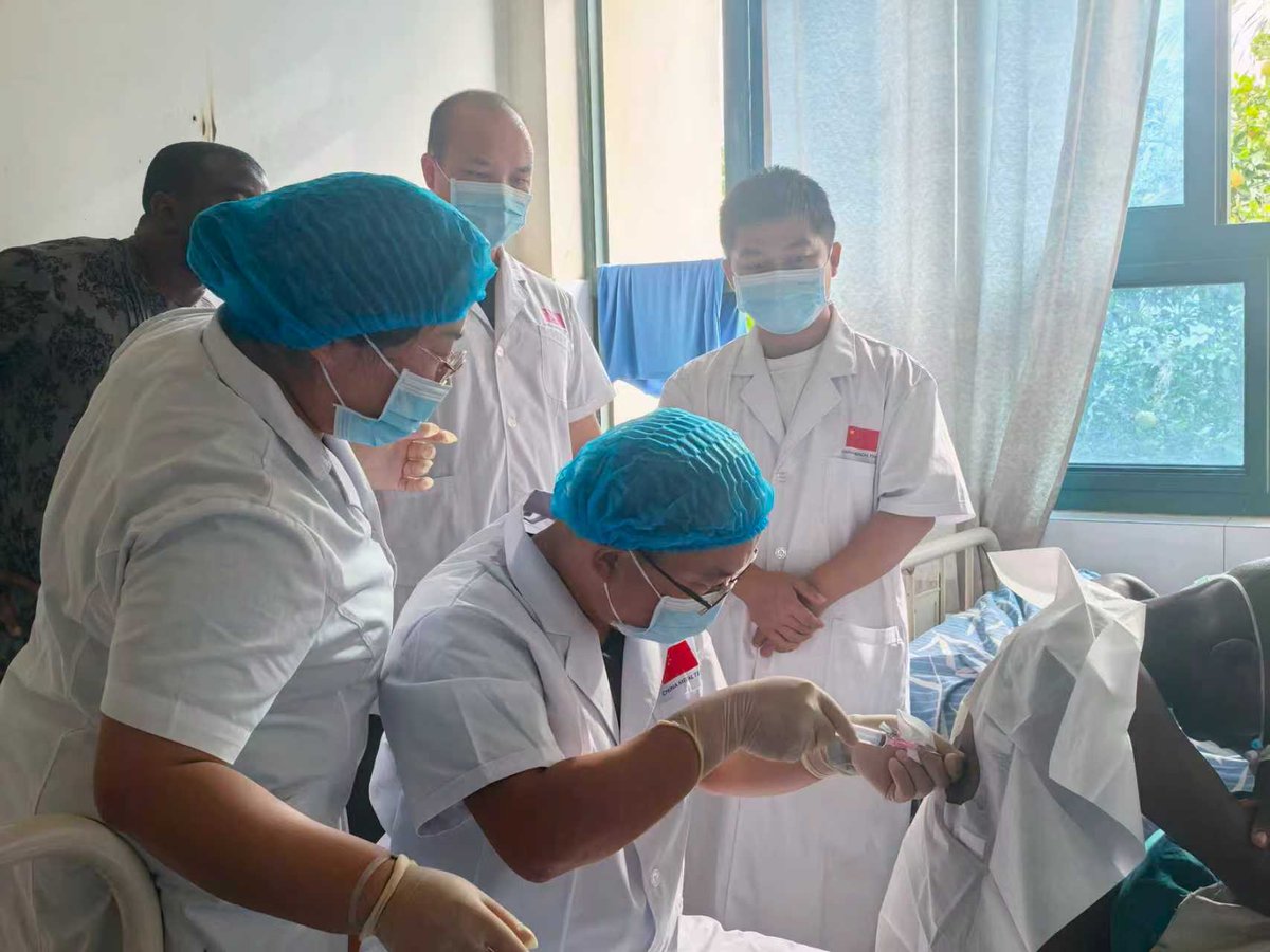CMT_ToSL's tweet photo. The successful treatment of a seriously ill young man in Sierra Leone by the Chinese medical team in the country demonstrates the deep friendship between China and Africa.@julius_maadabio @Amb_WangQing https://t.co/PhY3iA6bM2