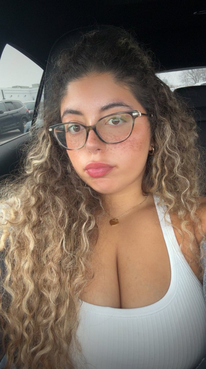 mariahxorivera's tweet photo. Your daily reminder curly girls do it better 😋 https://t.co/7i71AzX1iL