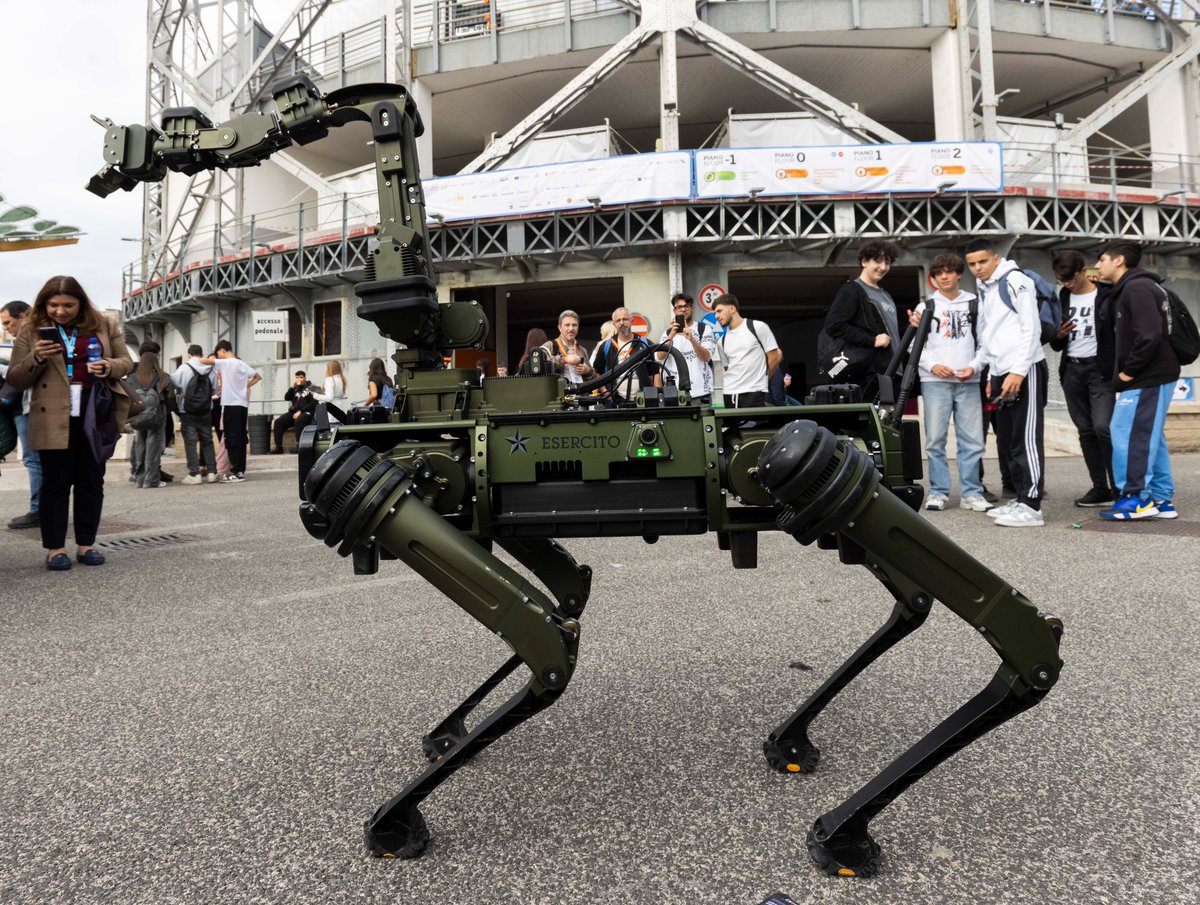 MakerFaireRome's tweet image. 🐶🤖 At #MFR2025, Atomo — the @Esercito robo-dog — took center stage: it explores dangerous environments, identifies risks, and collects samples without exposing soldiers to danger.
Technology at the service of safety. 🚨
#MakerFaireRome #RoboDog #Innovation #Tech