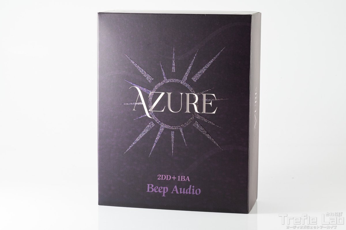 trefle_lab's tweet photo. Beep Audio Azure をレビューしました！🎧 <PR>
https://t.co/o32YdRGZil
良かったらご覧になってください～✨

いいね👍リポスト等で拡散頂けると励みになります✨
提供：Beep Audio様 @BeepaudioJP

✅特徴は！？🎧
「ポテンシャルの塊！原音をより音楽的に楽しく描き出すイヤホン」といった印象。
特にボーカルと、スッキリしながらもレスポンス高い低音が優秀。
※試聴環境はlotoo PAW 6000を使用。

☑️サウンドインプレッション
概要欄でも説明したと思いますが、本製品のコンセプトは「日本人好みの音」、実際どうなのって話ですが…
はい、めっちゃ好みな音色です！めっちゃくちゃ分かりやすい音の特徴をしています…！これどうやって調査してチューニング重ねていったんだろうという驚きすらあります。

全体としてはニュートラル＆フラットな雰囲気の音色でどこか温かみもあれば寒色系のようなキレの良い高音域もあり、ちょうど良いという言葉が本当に似合う…！。刺さりは無く低音もモヤっとしない長時間聴いていても疲れにくいサウンド。しかし、ただのフラットではなくて、スッキリしながら自然な豊かさを持った低音や、上方向へスッと伸びていく気持ちの良い高域など、音楽を楽しむ上での旨味を随所に散りばめた、生き生きした音色を明るく爽やかに描き出してくれます。
例えるなら晴天の下で揺れ動く花畑の中央で歌って踊るかのよう。

コトリンゴさんの『ツバメ号』という楽曲だと軽やかに弾むような明るく奏でられるピアノや、鮮明なバイオリン、気持ちよく美しく伸びやかなボーカルなど、旨味を活かせるのではないでしょうか？
(※是非調べて聞いてみてください)

さらに、ダイナミックレンジの広さも相まって、抑揚のつけ方がとても巧み。静かに寄り添うような部分はそっと、迫力が必要な場面ではしっかり力強く鳴らしてくれるので、音の立体感やメリハリが豊か、音の収束も早くキレもあるもののぶつ切りではなく絶妙な余韻も残す。…聴いていて自然と音の表情が見えるような、生き生きとしたサウンドだと思います。

…ここまで褒めるの珍しいね。

☑️低音域
低域は重低音をドンと出すタイプではありませんが、中低音にはしっかり厚みがあって、レスポンスも良好。エレキベースの音は輪郭のハッキリした、固くなりすぎない質感で驚くほど高い解像度で描き出します。　低音がとてもとても聞き取りやすい。

必要なところはどっしり支えられるパワー感はあり、フロアタムやバスドラムはしっかりと身体の中心やみぞおち付近に染み込むような低音を感じられます。
原音に忠実な範囲で過不足なく十分鳴らしてくれるので、すごく心地の良いバランスといった所でしょうか。

☑️中音域
全体的に中音域の鮮明度が高くやや音が近め。楽器の音も輪郭が明確で、特に弦楽器は弦の振動や弾ける音すら耳に届けるような鮮明さと明るさを持っています。なんという中音域のディティールの豊かさ…ボーカルと弦楽器はもう素晴らしいとしかいいようがありません。

明るく爽やかに鮮明に輪郭クッキリと描き出すこの中音域、本当になかなかのものです。

☑️ボーカル
ふわっと頭の中心からちょっと上方向に浮かび上がるようなボーカルの聞こえ方ですね。
透明度が高く、やや明るく爽やかに、吐息を漏らすような繊細な音やリップの音や空気が漏れる音すらも細かく繊細に描き出すディティールの高さに驚きます。女性ボーカルとの相性は抜群。

男性ボーカルは明るく輝かしく元気に生き生きとした表情が見えるような感じ。

☑️高音域
高域は抜け感が素晴らしく、スッと立ち上がって、そのままスッと消えていく。その一連の流れがとても滑らかで、細部のニュアンスまで丁寧な表現をしてくれます。。音の“残し方”“消え方”が上手なので、明るいのに刺さらない、ちょうどいい繊細さが楽しめますね。
1BAもしっかり作用しているようで明確で粒立ちの良い音です。 むしろこの粒立ちの良さや濁りの音は1BAだからこそかもしれません。

☑️音場・空間表現
音が全体的にやや近めに鳴りますが、奥に抜けていく余韻はあるので全体的には空間そのものは標準的～広めな印象に落ち着いています。

弱点として気になることを言えば、方向性はしっかり分かるし分離感も抜群ではあるのですが、定位がやや甘め。方向性はかなり分かりやすく左右のセパレーションも良いものの、音像の距離感がやや掴みづらい印象があります。

☑️解像度
全体的にどの帯域も解像度は高め。ここまで表現した通り中音域はディティール豊かな解像感、低音はスッキリと原音に忠実な輪郭。高音域は明確な音像を持った解像度と、価格に対しての満足度がかなり高いです。

☑️装着感について
大きめの筐体ですが、カーブや形状に工夫があるのか大きさを感じにくくスッと収まります。　比較的良い方なのではないでしょうか

☑️長所と短所
長所として『豊かなディティール・美しいボーカル・スッキリレスポンス良い低音』
短所として『定位の甘さ・音像の距離感が近い・やや派手な見た目の筐体』
が挙げられるかなと思います。

日本人好みのチューニングという意味ではほんと褒める所が多いイヤホンですね。
短所は定位の甘さで輪郭がハッキリしてるのに音がやや甘く広がるふわっとした定位と距離感の微妙な掴みづらさ。
でも方向性はむしろ分かりやすく、左右のセパレーションも優れていて一聴すると空間が左右に広いような感覚になるのは悪くないなぁと思いました。

☑️まとめ
いや～参りましたね。、旨味を活かせるのではないでしょうか？
Beep Audio Azure (アジュール)のコンセプトでもある「日本人好みの音」は、聴いた瞬間に「あ～ｗｗｗなっるほどｗｗｗ分かるわぁ～ｗｗ」と思わず笑いが漏れるようなほどに見事に体現されています。

ニュートラル寄りのフラットな傾向を軸にしつつ、スッキリした低音には自然な厚みと量感、高音にはほんの少しの寒色系のようなキレの良さが同居し、全帯域が「ちょうどいいバランス」でまとまっています。そこに、透明度高いボーカルと、スッキリしつつも不足感の無いレスポンスの良い低音が見事にスパイスのように作用してくれている印象。
そして、長時間聴いても疲れにくいリスニング性の高さと、ここまで紹介してきたような音楽的な旨味をしっかり感じられる表情豊かなサウンドが本機の特徴なのではないでしょうか。

「日本人が心地よく聴けるイヤホンとは何か」を非常に丁寧に突き詰めたイヤホンだと思いました。ボーカルやストリングス・ピアノ主体の楽曲とは相性が抜群で、個人的には anNinaさんやコトリンゴさんの楽曲との組み合わせが非常に気持ちよく、おすすめしたいところです。

ややしっとり目の楽曲を多めに紹介しましたが、幾田りらさんの『百花繚乱』も過不足ない低音とレスポンスで小気味よく鳴らしつつ、浮かび上がるようなボーカルを味わえるのではないでしょうか。この楽曲でもストリングスもさり気なくやや一歩引いた位置で鮮明に鳴ってくれるのも良いですよね。