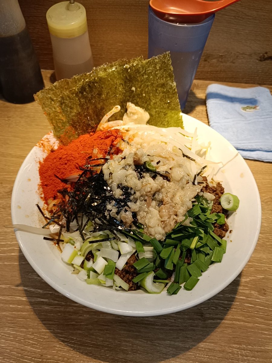 fron2004's tweet photo. 自家製麺 浜一
本日の限定 浜湾 脂カラカラで‼️
ここ数年ハマっていた浜一ですが、健康診断で引っ掛かり、2ヶ月ぶりの訪問でした。

今日の限定は好みの浜湾！久し振りだったので腹パンになるかと思いきや、最後は餡が残ったのでこれはドボン🍙してみたかった。いつも美味し‼️ごちそう様でした。🙏🙏🙏 https://t.co/JzHkCQWVrn
