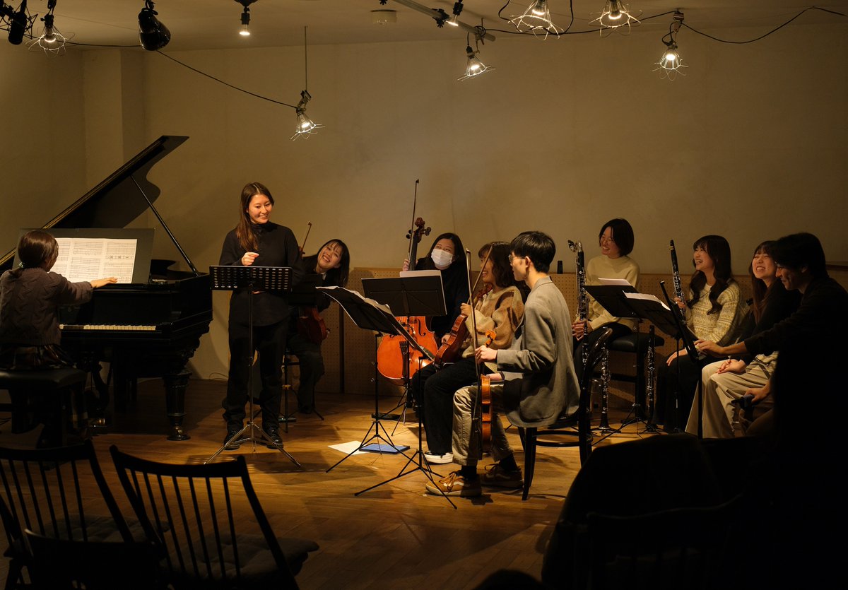 CafeMontage's tweet photo. ラヴェルの『マラルメの3つの詩』

歌手とピアノ、弦楽四重奏、フルートが2人、クラリネットが2人、加えて管楽奏者は全員楽器持ち替えあり……

楽器編成の特殊さと演奏時間の儚さ、そして繊細さにおいて常軌を逸するラヴェルの最高傑作。生誕150年の終わりに演奏していただきます。お聴き逃しなく…！ https://t.co/FqjNBcxeGP