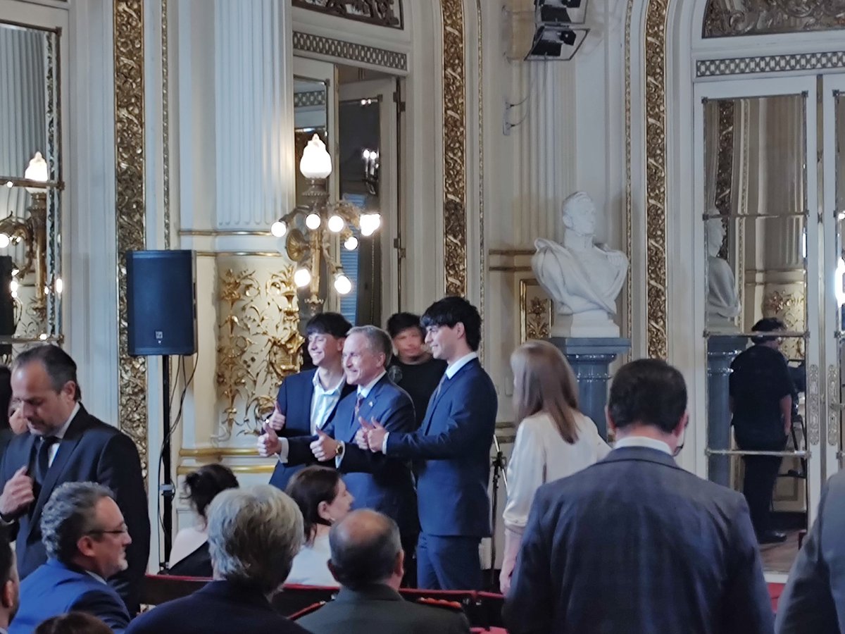 El Embajador de Estados Unidos Peter Lamelas se hace presente una vez más en una jura en Salón Blanco. 
Posa para la foto.