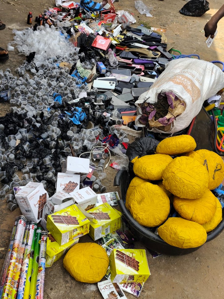 Brightgoldenboy's tweet image. The rate of drug abuse among our youth is getting out of hand. An operation led by the DCP Operations  DCP Olumuyiwa Adejobi @Princemoye1 led to the arrest of over one hundred suspects ( all youths) at a drug cartel in Agbor and large quantities of illicit drugs were recovered…