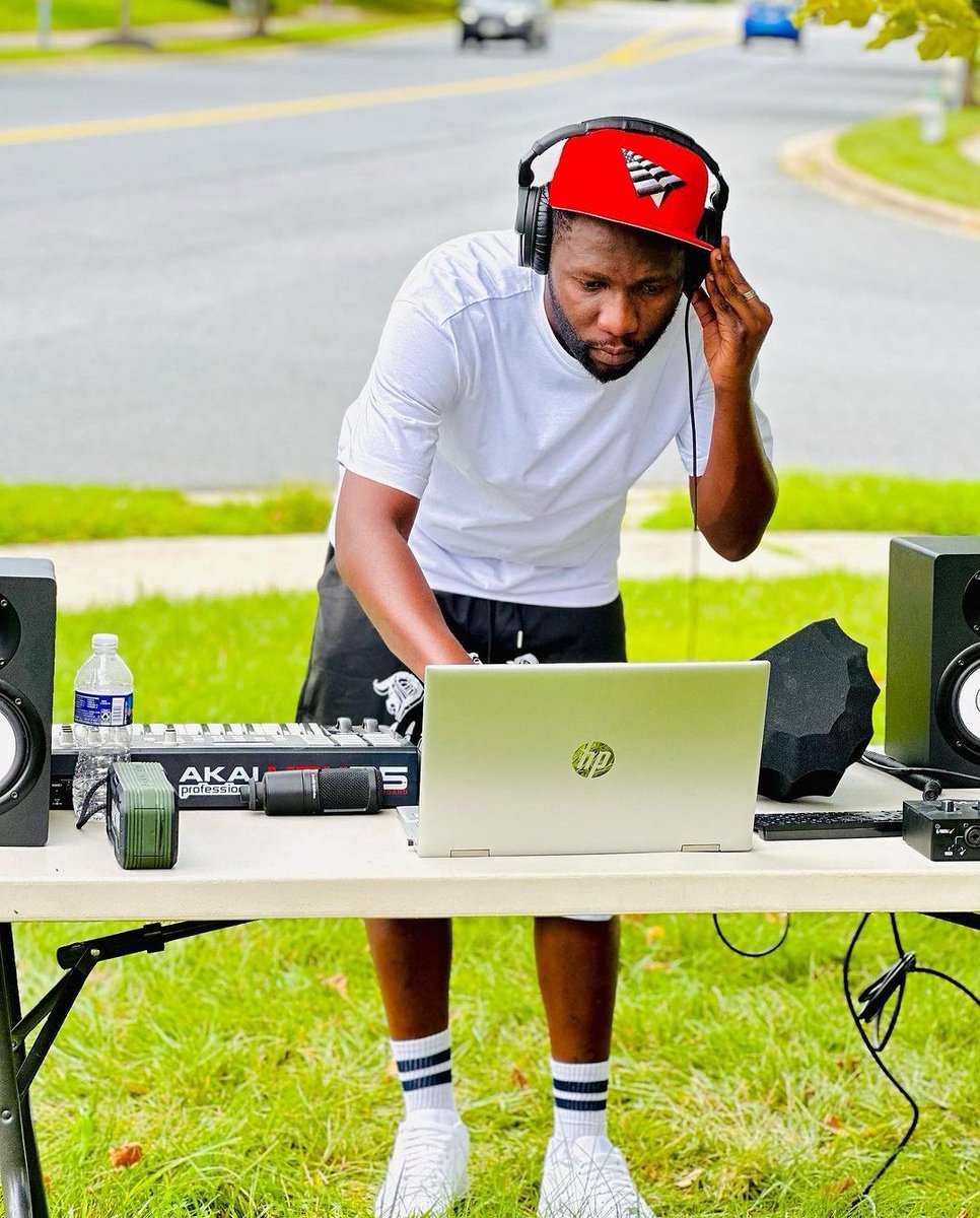 DullahTheking2's tweet image. Sauti ya Umma
Sauti ya Mtaa
Sauti ya Wanyonge..

Toka enzi hizo anapigwa vijembe kuwa anaimba taarifa ya habari, hakutetereka wala kuyumbishwa, amekuwa Spika ya Wananchi miaka yote 👊🏾

Ishi sana MKATO 🎉

Top 3 yako toka kwake ni ipi Mkuu??? 👇🏽👇🏽