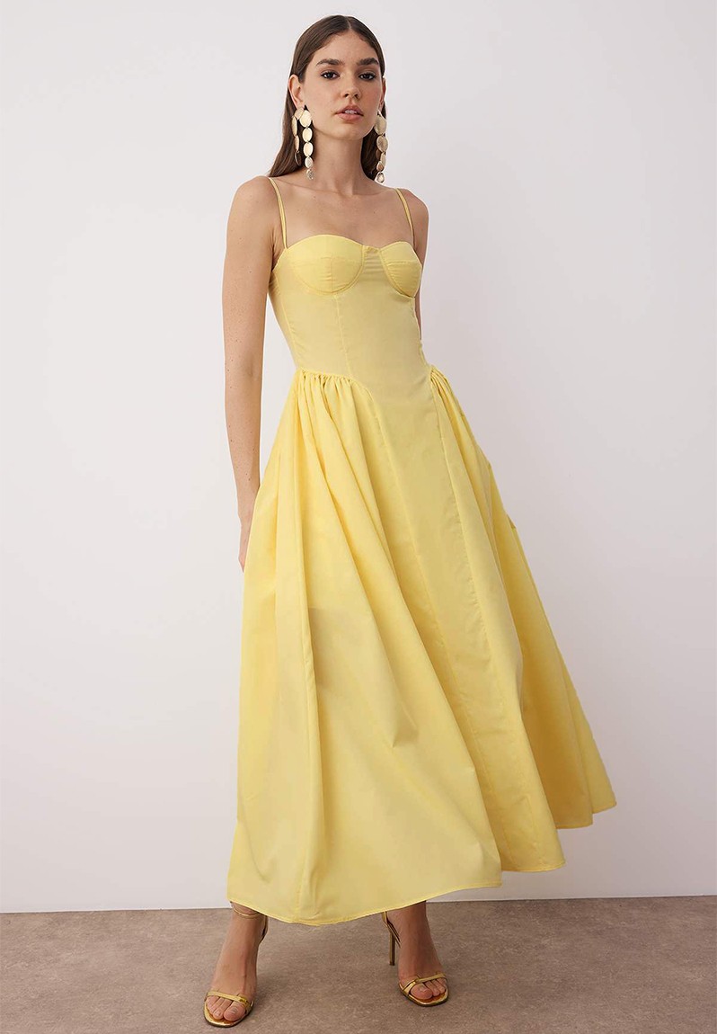 Dresses like this one that go up in every measurement except the cups mean that said cups look like school badges on titties when worn by us plus size ladies.