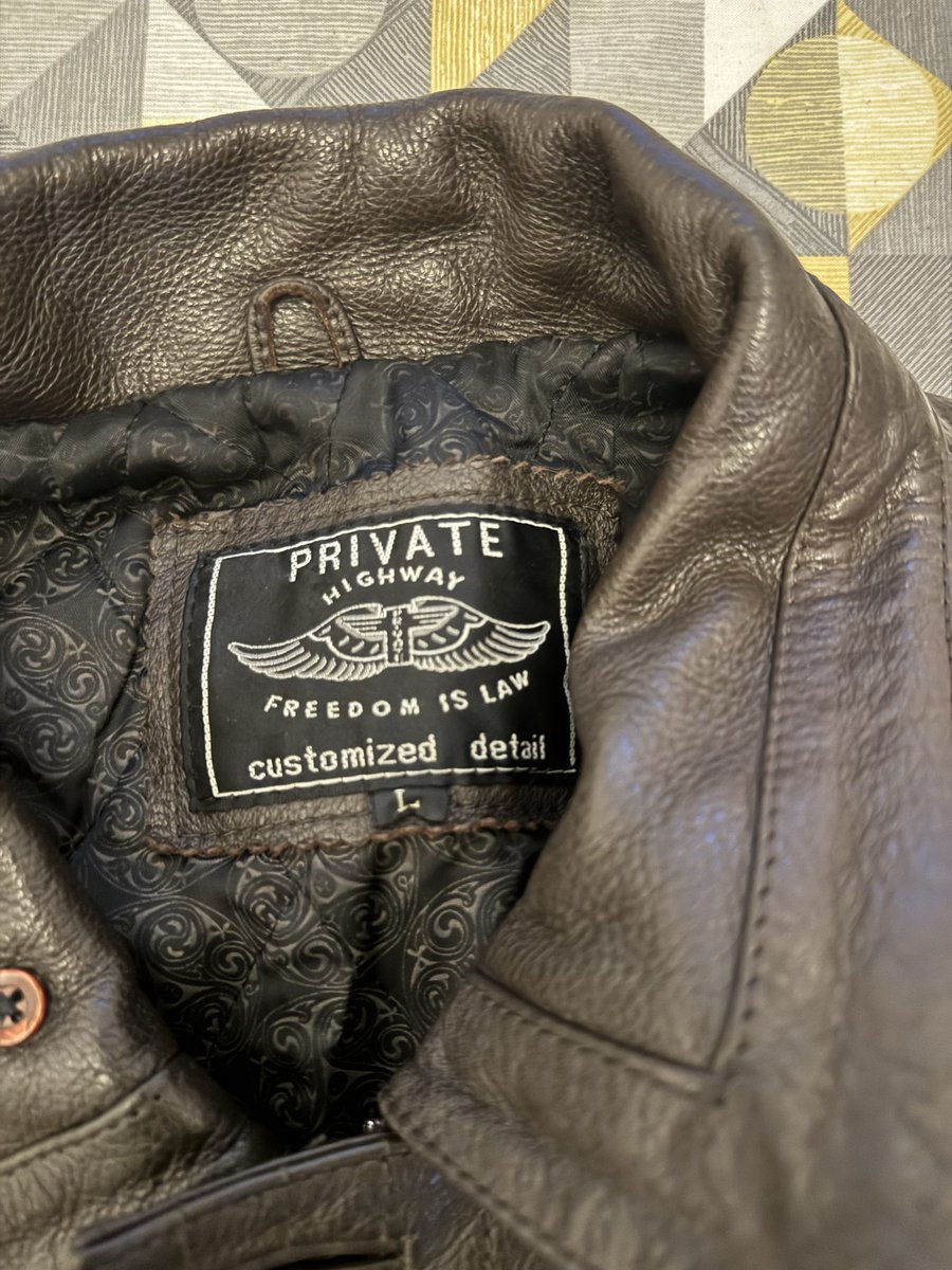 Its_N_K's tweet photo. Found this incredible leather jacket while thrifting a few days ago, but can’t seem to find any reference to who made it.

@dieworkwear  i really hope you see this, do you know where i could find the makers of jackets like this? https://t.co/3ETAWmBXma