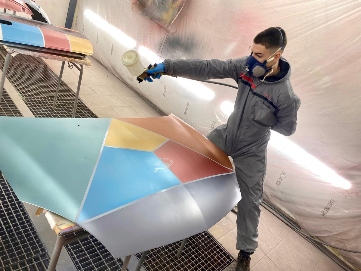 Alumnado de Pintura del ciclo Técnico en Reparación de Carrocerías nos comparten sus trabajos empleando diferentes trabajos de colorimetria, difuminados , franjeado , vinliado y texturas . 
El equipo de trabajo está orgulloso de todos sus aprendizajes.
#FP #Carroceria #GM