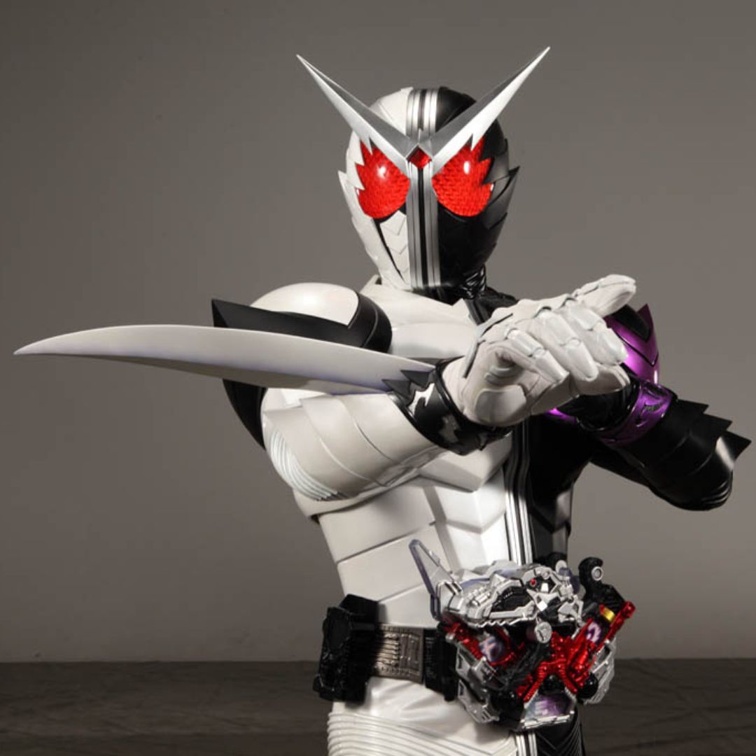 KamenRider_EN's tweet image. It's Form Change Friday!⚡

16 years ago today (December 12th, 2009), #KamenRiderW revealed it's FangJoker form in the Kamen Rider × Kamen Rider W &amp;amp; Decade: Movie War 2010! 🦖
In this form, Double gains nearly uncontrollable power and has access to 3 different bladed weapons! ⚔️…