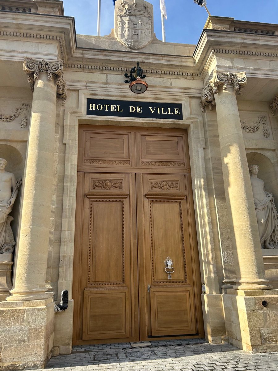 InfosBordeaux's tweet image. Incendiée par des activistes de gauche, la nouvelle porte de la mairie de Bordeaux est en place (coût total : 803 822 €) infos-bordeaux.fr/2024/breves/bo…