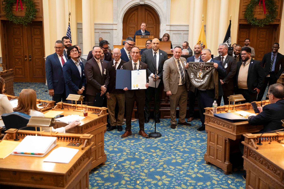 Durante la sesión de votación del lunes, la Asamblea honró el 50 aniversario de <a href="/Lambdas1975/">Lambda Theta Phi</a>. El Asambleísta <a href="/Marenco_Julio/">Julio Marenco</a> dio la bienvenida a los miembros de la organización a La Casa del Estado, reconociendo cinco décadas de liderazgo, servicio y empoderamiento comunitario.