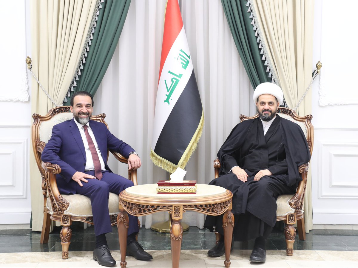 khazalimedia's tweet photo. الشيخ الأمين والحلبوسي يؤكدان أهمية الإسراع بتشكيل الحكومة وتعزيز الاستقرار السياسي

استقبل الأمين العام لحركة عصائب أهل الحق، سماحة الشيخ قيس الخزعلي، في مكتبه ببغداد،، رئيس حزب تقدّم السيد محمد الحلبوسي.

وجرى خلال اللقاء تبادل التهاني بمناسبة نجاح الانتخابات البرلمانية، والثناء على مستوى المشاركة الواسعة التي عكست وعي الشارع العراقي، وأن النتائج المتحققة تمثل محطة مهمة في ترسيخ المسار الديمقراطي وتعزيز ثقة المواطنين بالمؤسسات الدستورية.

وأكد الطرفان ضرورة تسريع الخطوات المتعلقة بتشكيل الحكومة المقبلة، وبما يواكب تحديات المرحلة الراهنة، ويضمن اختيار شخصيات تمتلك الكفاءة والقدرة على إدارة الملفات الوطنية.  والإسراع في هذا المسار يمثل عاملاً أساسياً لتعزيز الاستقرار وتلبية تطلعات المواطن العراقي.