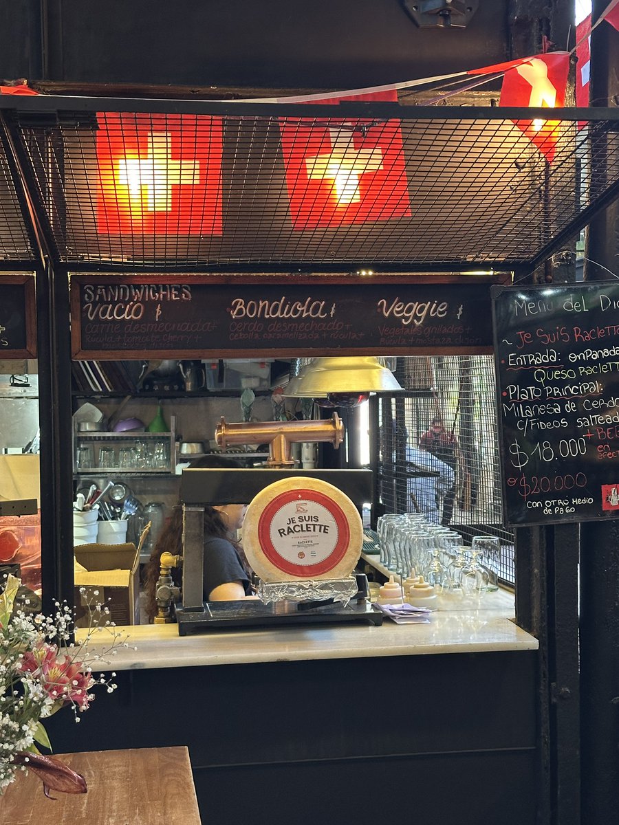 Первым делом, я прошелся по еще только только просыпающемуся рынку Сан Тельмо
бог мой, как же здесь, красиво и атмосферно… и конечно же флаги любимой Швейцарии, как напоминание 
о том, что скоро Новый год