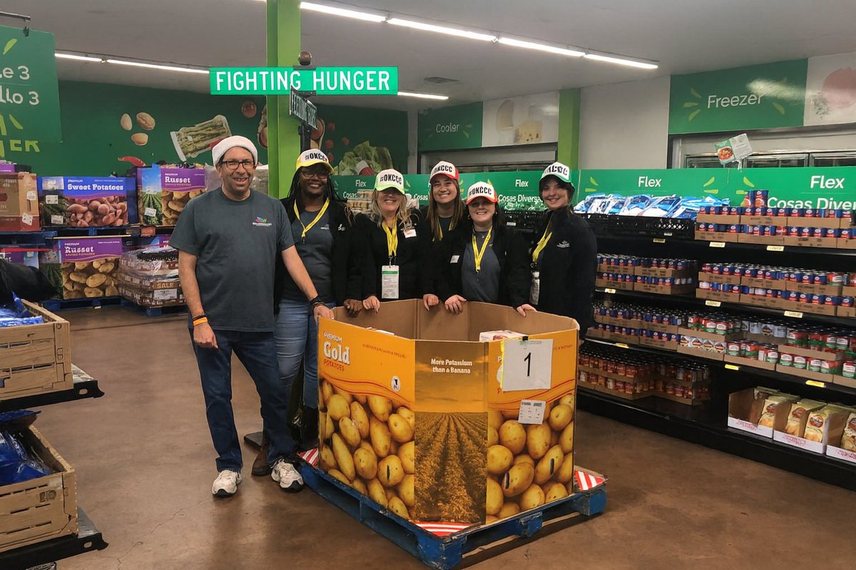 okcconvcenter's tweet photo. 🎄💪 TEAM OKCCC rolled up its sleeves, snapped on the gloves, and dove into a day of packing food, sorting produce, and aiding shoppers all for the Oklahoma Regional Food Bank as part of the Legends Global Community Cares program.
#OKCCCares #FightingHunger #LegendsGlobal https://t.co/3Wf8JDmeFh