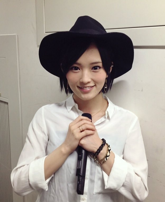 大阪２日目、コージさんのハットは彩ちゃんが拾って被ってたけどめっちゃ似合ってて、既視感と思って考えたら『抱きしめたいけど』や！
何でも似合いはるわホンマに

#山本彩
#home_away_from_home