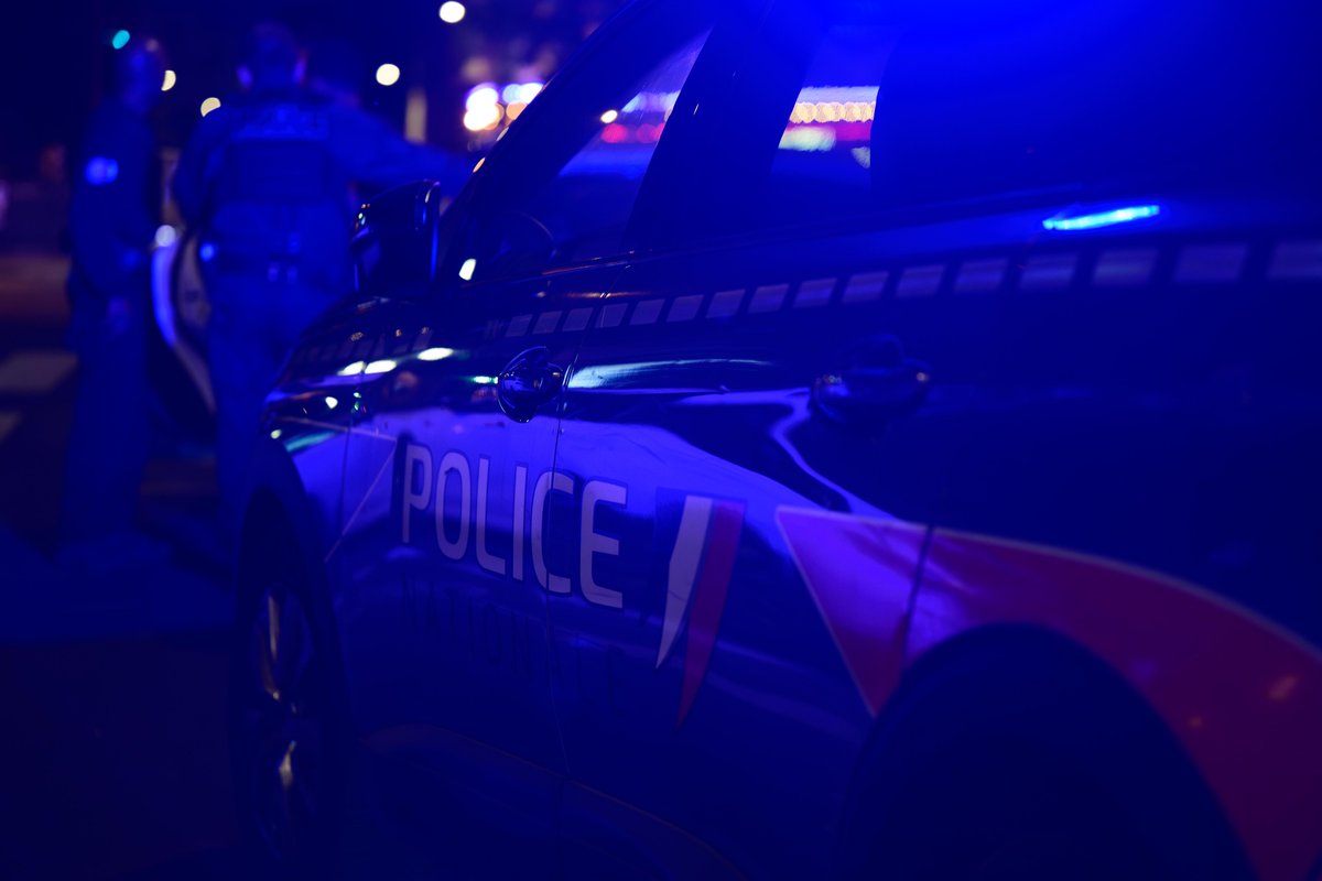 prefpolice's tweet image. Cette nuit, à #Châtillon, lors du contrôle d'un véhicule, les policiers ont constaté l’usage par le conducteur de protoxyde d’azote et procédé à la saisie de :

↪️ 22 bouteilles de ce gaz + 900€ en 💸
🔴 3 interpellations

⛔️ La conduite sous l'effet d'une substance altérant les