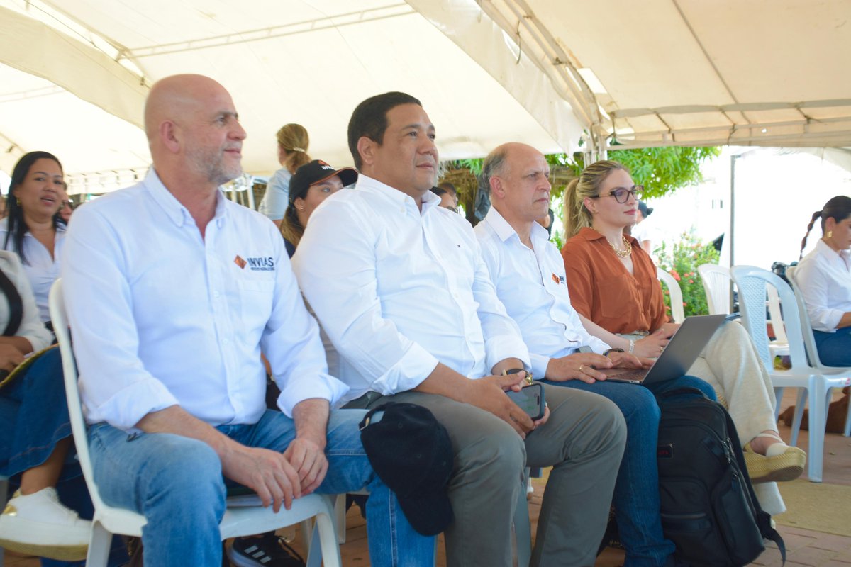 InviasOficial's tweet photo. Estamos rindiendo cuentas a los colombianos. 
Cuéntenos su nivel de satisfacción con la rendición de cuentas.

Déjanos tus comentarios en la encuesta de satisfacción:
📷 https://t.co/pmKls6wwMD https://t.co/DkU0zBmcy7