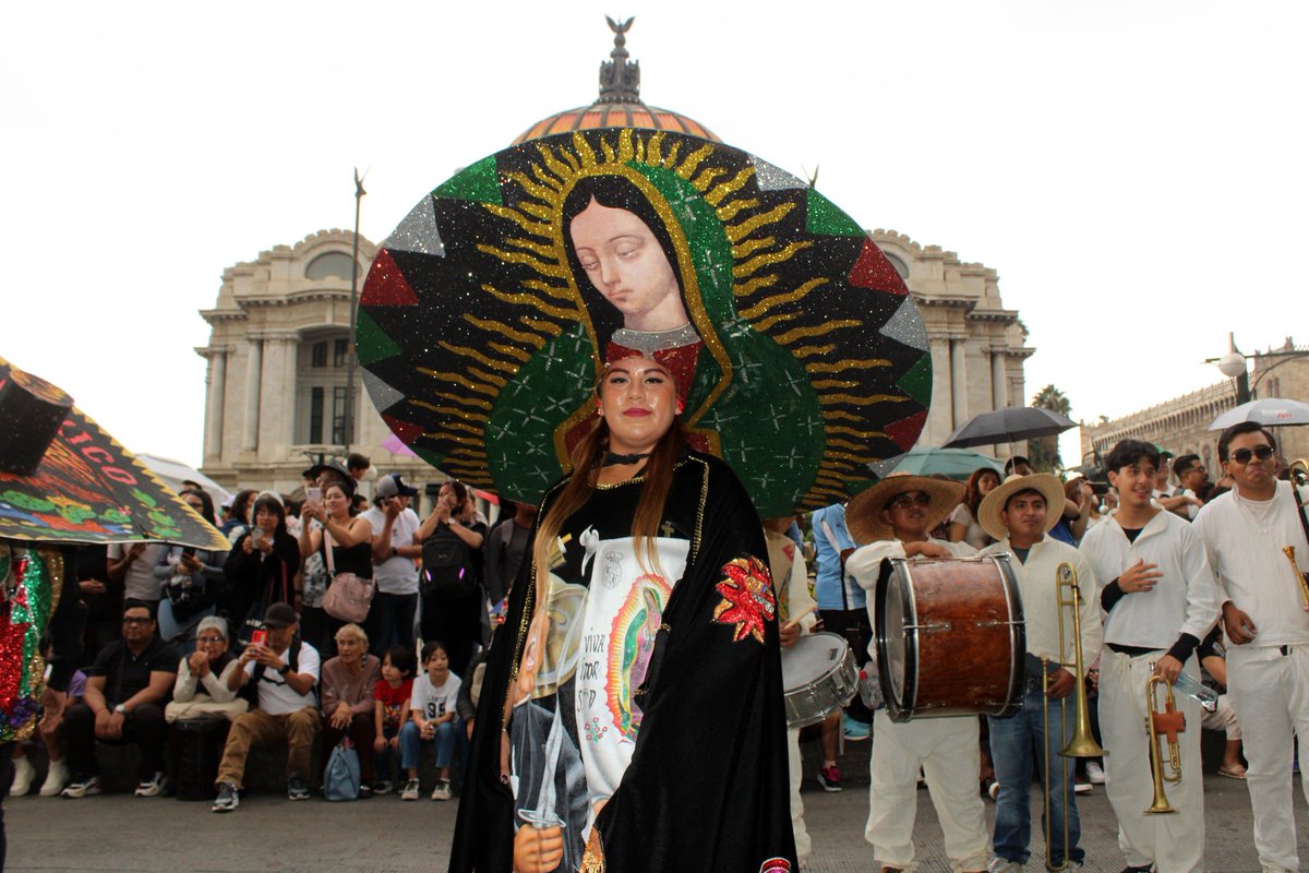 Desde el cielo, una hermosa mañana, la Guadalupana bajó al Tepeyac.
#VirgenDeGuadalupe #LaGuadalupana #12DeDiciembre 
📸 Tomás Chávez Hurtado #AfueraDeBellasArtes
