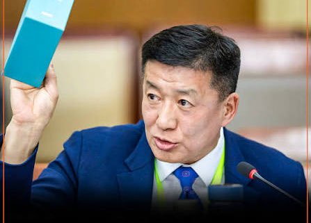 Харвард төгсчихөөд коммунист болж ирснээс Комсомол төгсөөд ардчилагч болсон нь илүү дэвшилттэй юм гэж бодлоо. 
Энэхүү сонсголд С.Баярцогтоос бусад нь дурсамжаа хөглөлөө. Хий хоосон гүтгэж булзлаа. Өмнөөс нь ичиж үхэх шахлаа! Уянгын халил 😅
Хэн нь хэн бэ гэдгийг л мэдлээ!