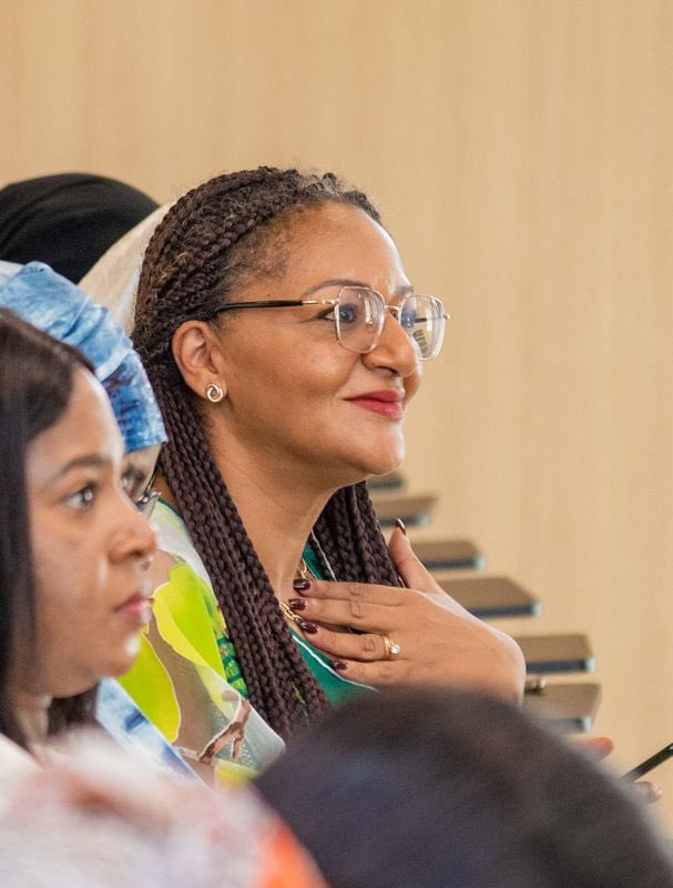 𝐍𝐨𝐧… 𝐣𝐞 𝐧𝐞 𝐩𝐥𝐞𝐮𝐫𝐚𝐢𝐬 𝐩𝐚𝐬 𝐝𝐞 𝐭𝐫𝐢𝐬𝐭𝐞𝐬𝐬𝐞.
𝐉𝐞 𝐩𝐥𝐞𝐮𝐫𝐚𝐢𝐬 𝐝’𝐚𝐝𝐦𝐢𝐫𝐚𝐭𝐢𝐨𝐧.

Ce mercredi, durant la cérémonie dédiée aux 8 projets des femmes de Conakry, j’ai vu des sœurs reprendre leur vie en main :
- apprendre à épargner,
- mieux protéger