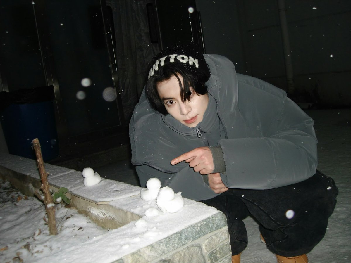 251212 #DylanWang with his snowducks in Beijing 🦆🌨️, as seen in the Weibo posted by #DylanWang staff. Didi apparently just got off work? 🥲

"After-work bliss 📷 Turn the corner and met a ☃️."

#WangHedi