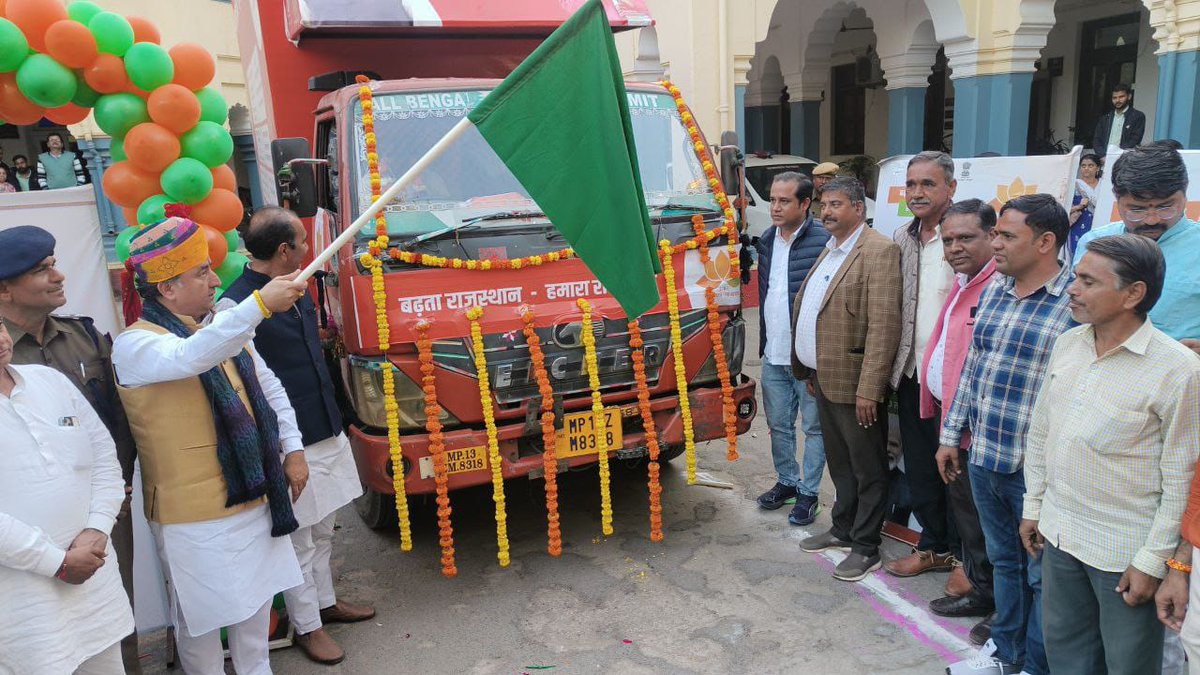 "बढ़ता राजस्थान हमारा राजस्थान" प्रभारी मंत्री के के विश्नोई ने राज्य सरकार के दो वर्ष पूर्ण होने पर कलेक्ट्रेट परिसर से विकास रथों को हरी झंडी दिखाकर रवाना किया।
<a href="/DIPRRajasthan/">सूचना एवं जनसम्पर्क विभाग, राजस्थान सरकार</a>
<a href="/RajCMO/">CMO Rajasthan</a>
#2साल_नव_उत्थान_नया_राजस्थान