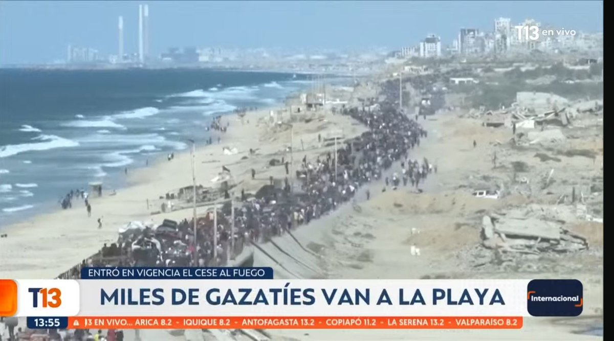 PaolaDragnic's tweet photo. PERIODISMO EN CRISIS. Dejaré esto aquí, para no olvidar cómo se tergiversa la verdad. 

Demasiado triste que Canal 13 @canal13 en Chile mostrará el éxodo de los gazatÍes como "disfrute playero"  tras el supuesto cese al fuego. Una ofensa a la inteligencia de sus audiencias, pero sobre todo, una muestra de inhumanidad y falta de rigor periodístico, que no parece ser un error.
