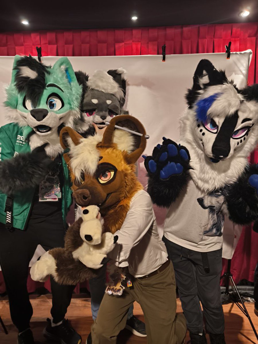 Last Saturday, I was able to attend <a href="/ElPlan_Madrid/">El Plan</a>'s latest edition and it was amazing!

I managed to meet friends and some new amazing peeps! :3

Therefore, I dedicate this #FursuitFriday to this amazing event. Huge thanks to the entire organisation team for the lovely time! 🧡