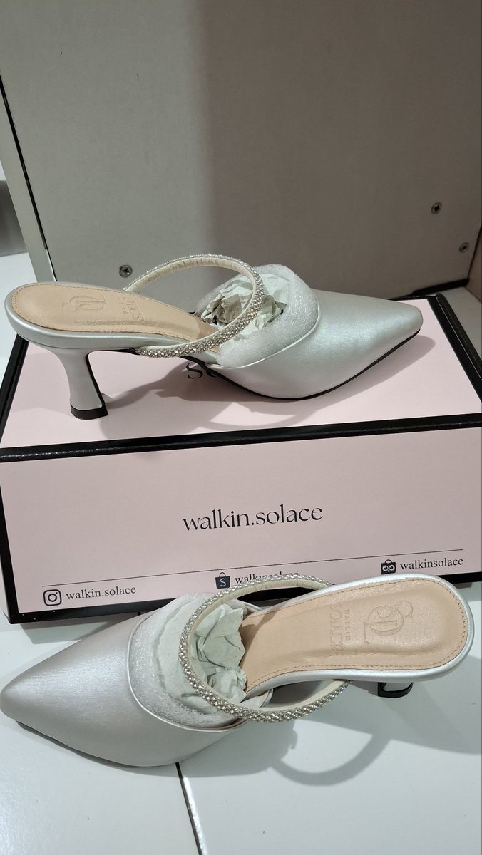 wpdiznh's tweet photo. WTS! SOLACE - ALICE 37 Silver Heels

JUAL RUGII❗️💸180k
⛔️NETT⛔️ PLEASE JANGAN DITAWAR KARENA BARANG BARU (BELUM DIPAKAI)
WARNA SILVER
UK.37
TINGGI 7CM
ADA FREE HEELS (DI SLIDE AKHIR) SESUAI DENGAN PEMBERIAN TOKO NYA
FREE ONGKIR BY TOKO OREN

#zonauang #zonajajan️️ #heels https://t.co/1NfHOsnf1q