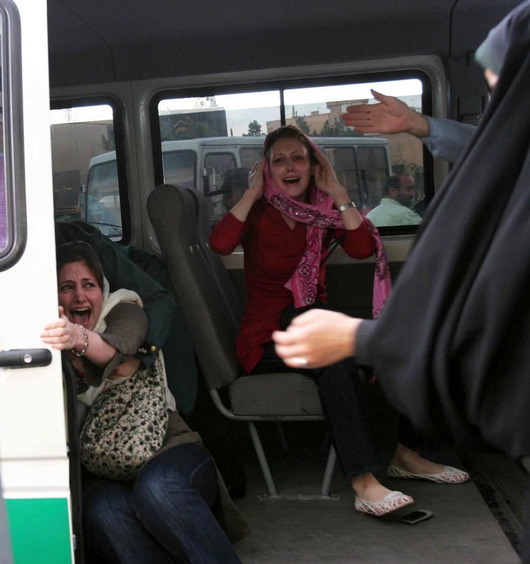 وقتی همه چیز برای تو آزادهستش اما با یه گفتگوی ساده با طرفدارنت خودتو به غش و ضعف میزنی اگر جای این بانوان بودی چه میکردی؟؟
#مهری_طالبی_دارستانی_شارلاتان